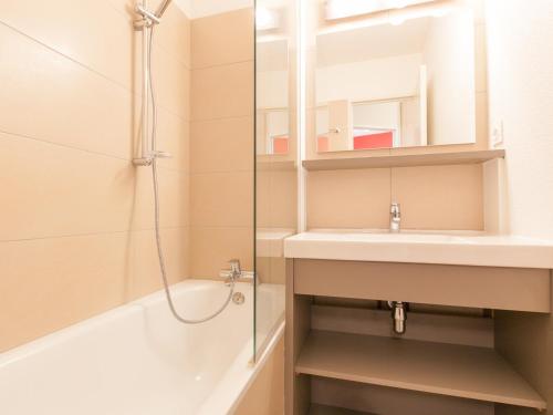 une salle de bain avec un lavabo et une douche dans l'établissement Charmant appartement 4 personnes au centre d'Avoriaz - FR-1-314-121, à Avoriaz