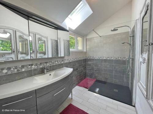 y baño con bañera, lavamanos y ducha. en Appartement La Gonfrière, 6 pièces, 10 personnes - FR-1-497-182, en La Gonfrière
