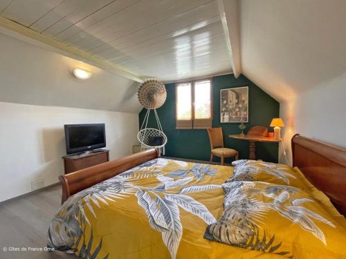 um quarto com uma cama grande e um edredão amarelo em Appartement La Gonfrière, 6 pièces, 10 personnes - FR-1-497-182 em La Gonfrière