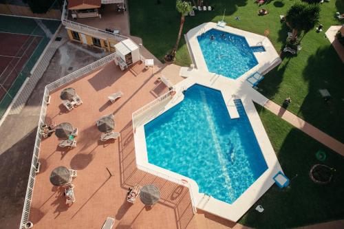 - une vue sur la grande piscine dans l'établissement Saltillo Alto Sunset Balcony, à Torremolinos