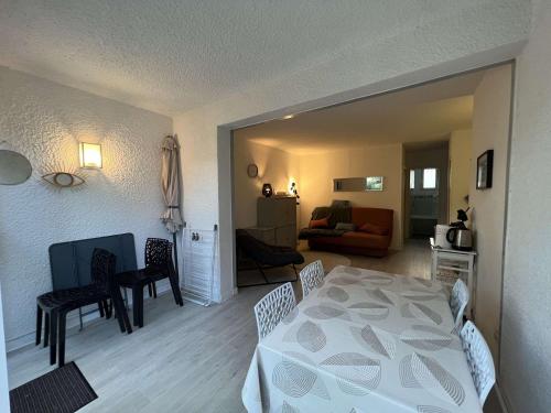 une chambre avec un lit et un salon dans l'établissement Charmant T2 avec Jardinet, Parking Privé, à 150m de la Plage – Sud, 4 Pers. - FR-1-701-68, à Valras-Plage