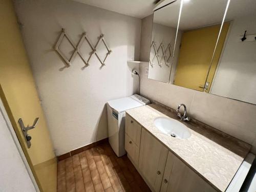 une salle de bain avec un lavabo et un miroir dans l'établissement Appartement 3 Pièces, Cabine, Proche Plage Richelieu, Parking, Wifi, Animaux Acceptés - FR-1-702-61, au Cap d'Agde