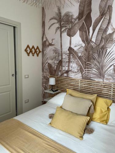 a bedroom with a bed with a tropical mural on the wall at Casa Bucciarelle in Casoli