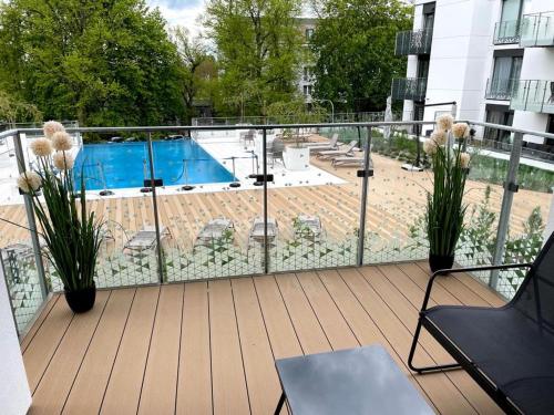 balcón con vistas a la piscina en Klif Apartamenty Nadmorskie Tarasy, en Kołobrzeg