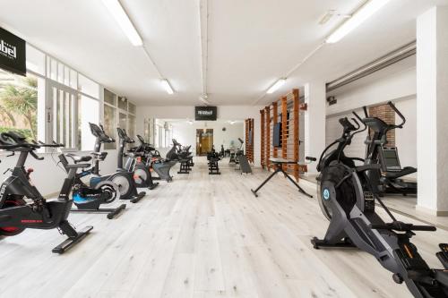 una fila de bicicletas estáticas en un gimnasio en Hotel Anabel, en Lloret de Mar