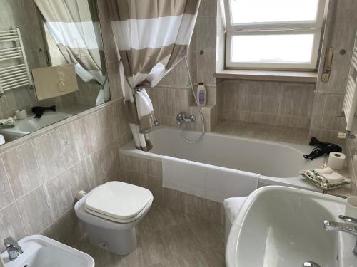 ein Badezimmer mit einem WC, einer Badewanne und einem Waschbecken in der Unterkunft Panoramico a Posillipo in Neapel