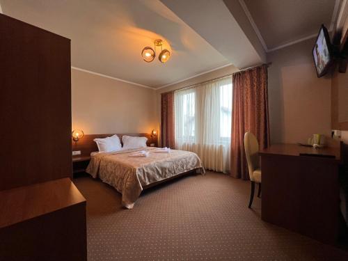 Habitación de hotel con cama y ventana en Casa Manu, en Sibiu