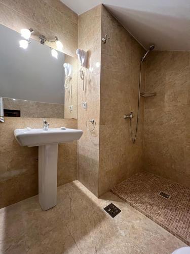 y baño con lavabo y ducha. en Casa Manu, en Sibiu