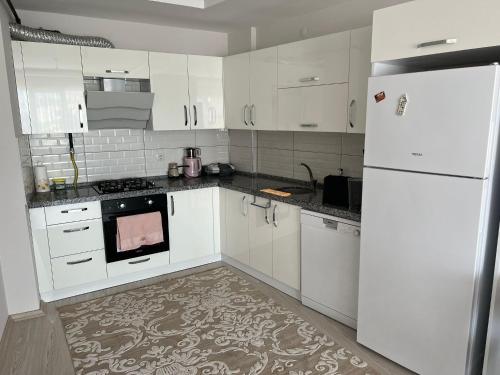 Küche/Küchenzeile in der Unterkunft Balkonlu Lüks Eşyalı Aile Evi