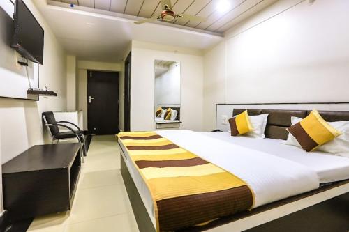 1 dormitorio con 1 cama grande y TV en Venus Hotel 5 Minute Walking Distance from Dargah, en Ajmer