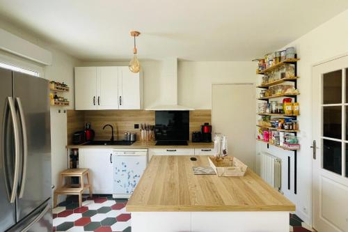 een keuken met een houten aanrecht in een kamer bij Spacious house with garden in La Rochelle