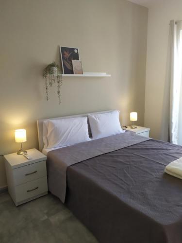 Un dormitorio con una cama y dos lámparas sobre mesas. en No. 38 Appartments, en Sliema