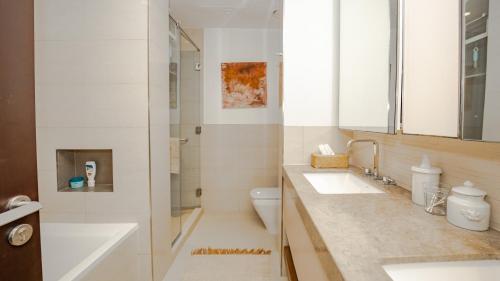 Koupelna v ubytování Stunning Bohemian 1BR in Dubai Hills by GP Holiday Homes