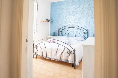 a bedroom with a bed with a blue wall at Casa a Modolo - Francesca in Modolo