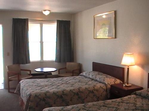 מיטה או מיטות בחדר ב-Hometown Inn Galion