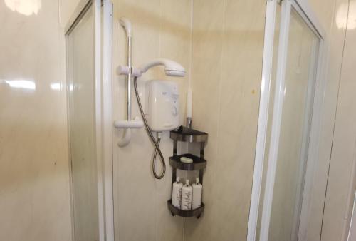 La salle de bains est pourvue d'un pommeau de douche et d'un mixeur. dans l'établissement TravelMore, à Letterkenny