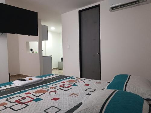 1 dormitorio con 1 cama con edredón en Apto 202 en Cúcuta