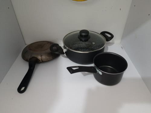 two pots and pans sitting on top of a counter at San Luis Apartamento 102 Cúcuta in Cúcuta