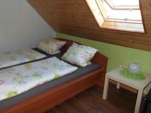 Postel nebo postele na pokoji v ubytování Chaloupka Na Kopečku, Blažejovice čp. 31
