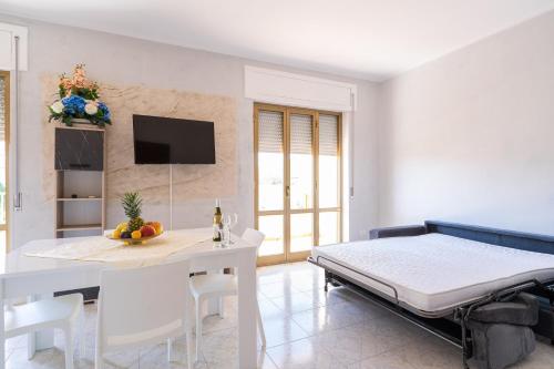 Μια τηλεόραση ή/και κέντρο ψυχαγωγίας στο Luxury and Comfort in a Sea View Apartment
