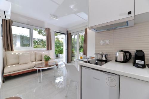 Dapur atau dapur kecil di Alekos Luxury Suites - Free 24hr Transformation From To Airport
