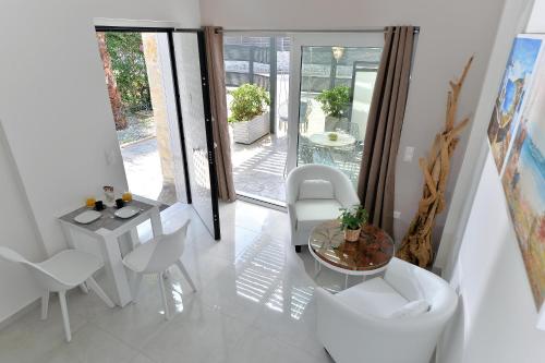 Ruang duduk di Alekos Luxury Suites - Free 24hr Transformation From To Airport