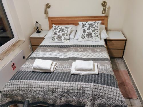 sypialnia z 2 łóżkami z poduszkami i ręcznikami w obiekcie Enklawa Mielno przy plaży - Szklane apartamenty w mieście Mielno