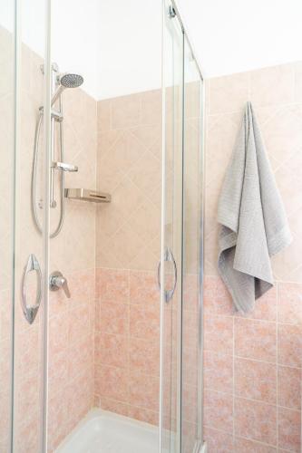 Ένα μπάνιο στο Luxury and Comfort in a Sea View Apartment