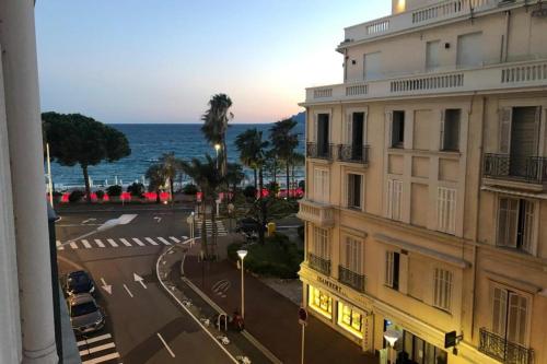 - une vue sur une rue avec un bâtiment et l'océan dans l'établissement HENRI CAMILLE REAL ESTATE- Miramar - one bedroom apt - Croisette sea view, à Cannes