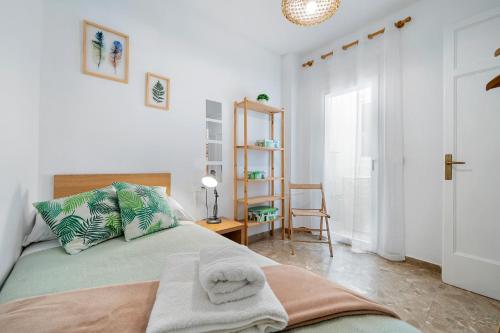 a bedroom with a bed with towels on it at Casa forn magí in Mora la Nueva