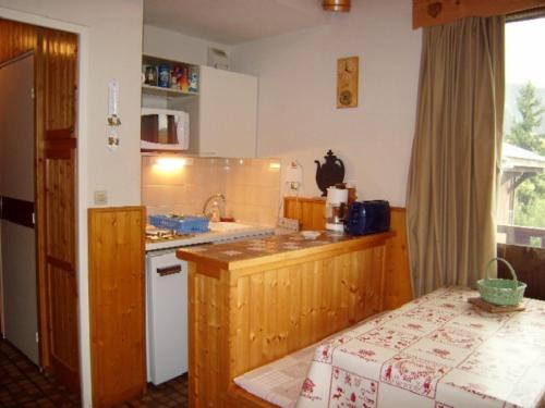 une cuisine avec un évier et un plan de travail dans l'établissement Studio-mezzanine 4 pers, animaux ok, parking, proche pistes et commerces - FR-1-733-114, à Crest-Voland