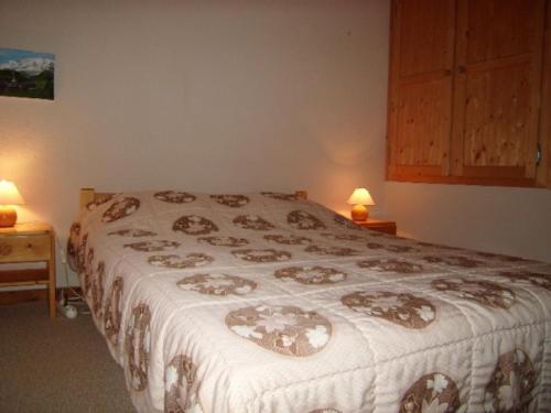 - une chambre avec un grand lit et une couverture blanche dans l'établissement Studio-mezzanine 4 pers, animaux ok, parking, proche pistes et commerces - FR-1-733-114, à Crest-Voland