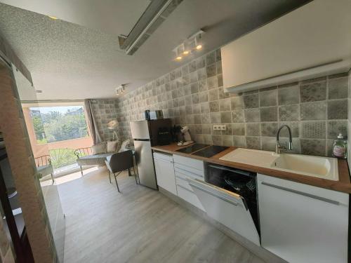 Studio rénové, terrasse, piscine, proche plage et loisirs, parking, Wi-Fi, équipements bébé inclus - FR-1-607-165