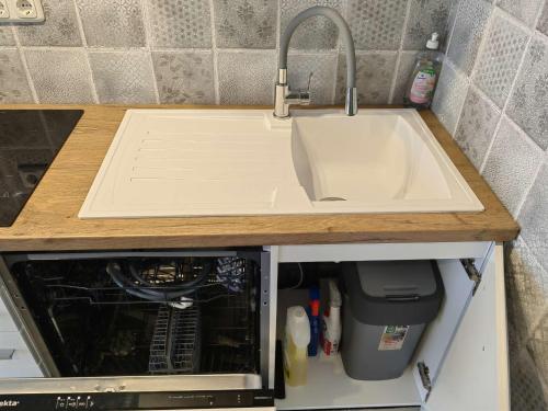 - un comptoir de cuisine avec évier à côté d'un évier dans l'établissement Studio rénové, terrasse, piscine, proche plage et loisirs, parking, Wi-Fi, équipements bébé inclus - FR-1-607-165, au Cap d'Agde