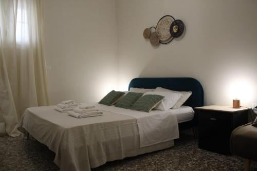- une chambre avec un lit et des serviettes dans l'établissement Camera di Luna Prime, à San Cesario di Lecce