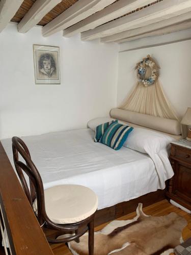 una camera con un letto, un tavolo e una sedia di Vera's traditional house - Chora a Serifos Chora