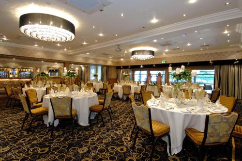 Restaurant o un lloc per menjar a Warrington Fir Grove Hotel, Sure Hotel Collection by BW