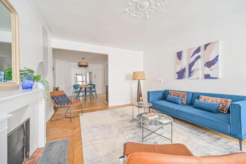un salon avec un canapé bleu et une cheminée dans l'établissement Appart 4pers#2 Bedrooms#Louvres#Palais Royal#Opéra, à Paris
