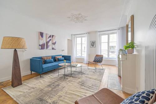 un salon avec un canapé bleu et deux chaises dans l'établissement Appart 4pers#2 Bedrooms#Louvres#Palais Royal#Opéra, à Paris