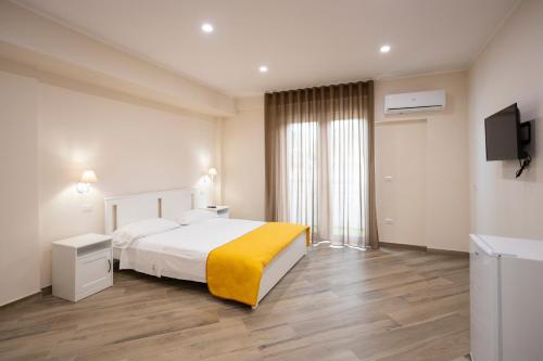 a hotel room with a bed and a television at Residence O'Sole Mio Pompei in Pompei