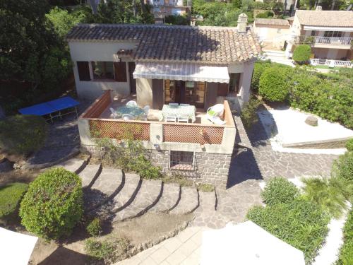 une vue aérienne d'une maison avec piscine dans l'établissement Mas provençal 8 personnes la Farigoulette aux Issambres, à Saint-Peïre-sur-Mer