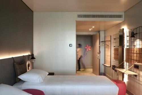 Moxy Athens Cityにあるベッド