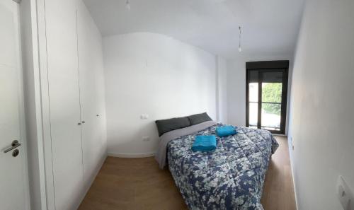 ein Schlafzimmer mit einem Bett in einem weißen Zimmer in der Unterkunft Mars Suites Porras in Madrid