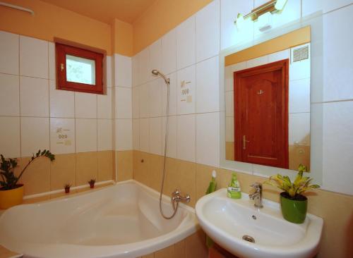 Et badeværelse på Hellasz Apartman