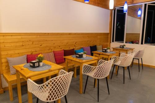 Ruang duduk di Surf House by Konalle