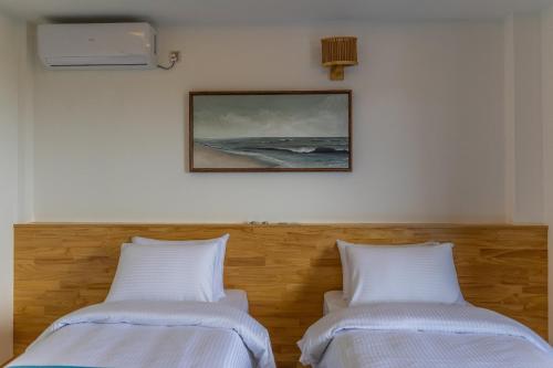 Katil atau katil-katil dalam bilik di Surf House by Konalle