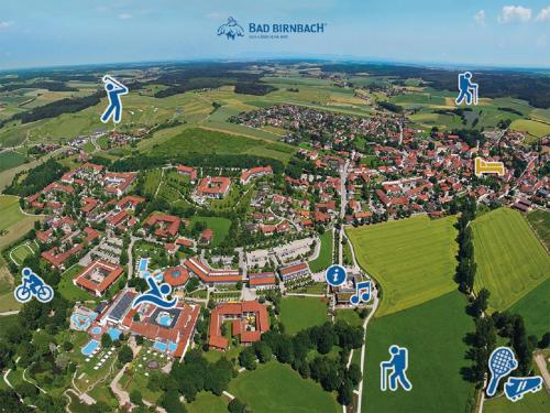 una vista aérea de una ciudad con edificios y flechas en Ferienwohnung Alte Hofmark Neumayer en Bad Birnbach