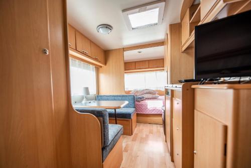 a small kitchen and living room in a caravan at Maszoperia Sun4hel Kite & Wind & Surf in Jastarnia