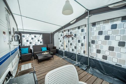 a room with a balcony with chairs and a table at Maszoperia Sun4hel Kite & Wind & Surf in Jastarnia