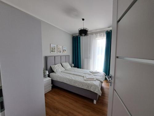 加茨比亞格拉的住宿－ApartWest Słoneczna Dolina Jastrzębia Góra，一间小卧室,配有床和窗户